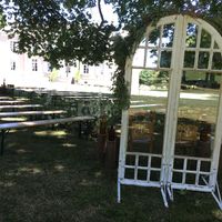 Cérémonie laïque devant la Demeure