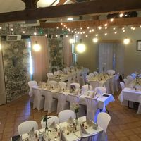 Diner sois les guirlandes de lumières
