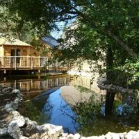 Cabane & mare naturelle