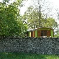 Roulotte dans le verger