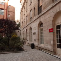 Cour devant la galerie