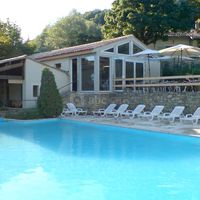 Vue de la piscine sur la salle de réception et sa terrasse
