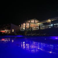 Vue de la piscine sur la salle de réception et sa terrasse