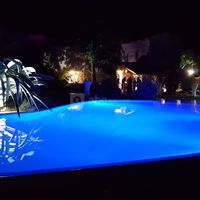 Espaces piscines éclairés en couleur