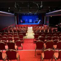 En théâtre