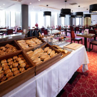 Petit déjeuner dans la salle du restaurant