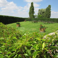 Jardin derrière la salle