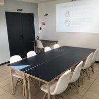 Salle de réunion en mode table standard