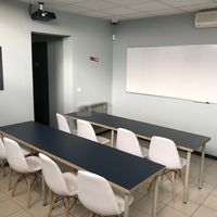Salle de réunion en mode salle de classe