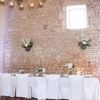 La table d'honneur - mobilier et housses de chaises fournit