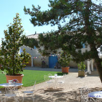 Cour du Pavillon - et fanions