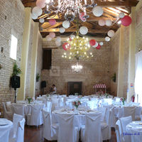 Décor de boules de papier et fleurs