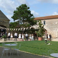 Arrivée des invités dans une cour décorée