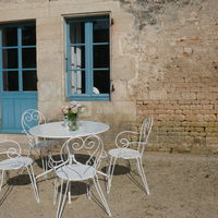 Tables de jardin et bouquets de fleurs naturelles