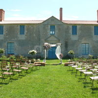 Cérémonie dans le jardin et arche décoré par notre fleuriste
