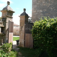 Pour les belles surprises : porte entre la cour et le jardin