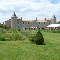 Un grand vin d'honneur dans le jardin