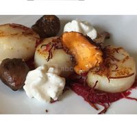 Noix de saint Jacques à la crème de bettrave et châtaignes
