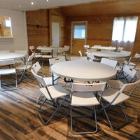 Les Chalets De L'Oust,  réception avec 6 tables rondes