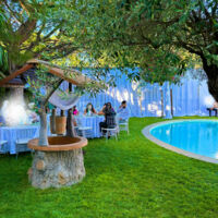 Jardin avec tables autour de la piscine