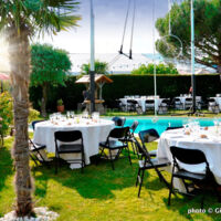 Repas autour de la piscine en journée