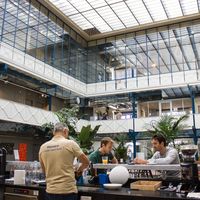 Le bar en marbre est à 360°