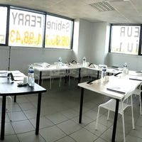 Salle avec tables et chaises