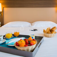 Petit déjeuner en chambre sur plateau