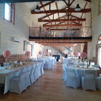 La salle de réception décorée pour un mariage