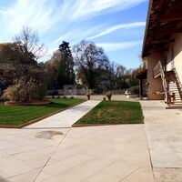 L'espace terrasse, devant la salle