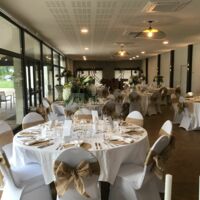 Salle décorée pour un mariage