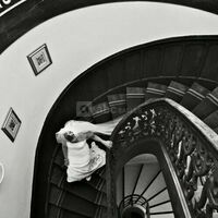La mariée lors d'une séance photos dans le château