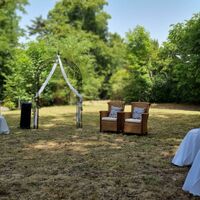 Cérémonie de mariage dans le parc du château
