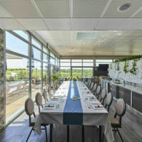 Salle du restaurant - Communion derrière palissade