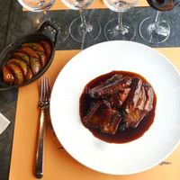 Travers de porc à la broche, pêches rôties