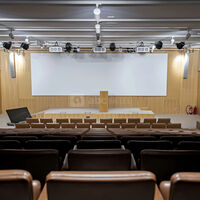 Auditorium de 254 places avec fauteuils-tablette