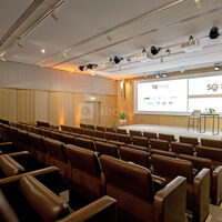 Auditorium de 254 places avec fauteuils-tablette