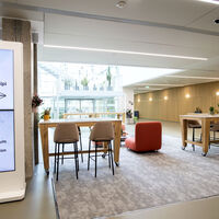 Foyer de 700m² avec 2 puits de lumière et du mobilier modulable