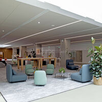 Foyer de 700m² avec 2 puits de lumière et du mobilier modulable
