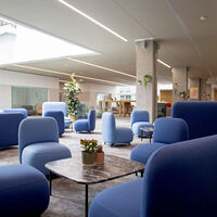 Foyer de 700m² avec 2 puits de lumière et du mobilier modulable