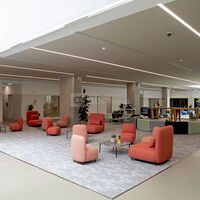 Foyer de 700m² avec 2 puits de lumière et du mobilier modulable