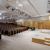 Auditorium de 254 places avec fauteuils-tablette