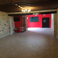 Salle vide vue de la cuisine