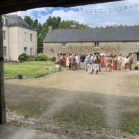 Accès à la salle par la cour