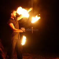 Cracheur de feu dans le parc