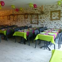 Salle en configuration tables séparées