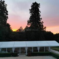 Tente de réceptions sous le coucher de soleil