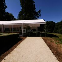 Chemin qui mène à l'entrée principale de la tente de réceptions.