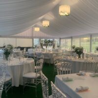 Repas mariage dans le chapiteau