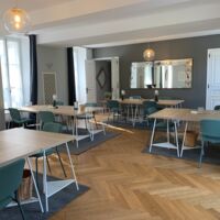 Grand salon en configuration espace de coworking 14 pers.